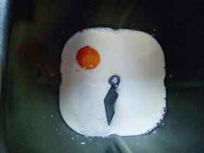 首先将牛奶倒入面包桶，再加入鸡蛋，糖和盐对角放入。