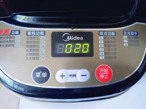 启动面包机自动和面功能，时间设定为20分钟。