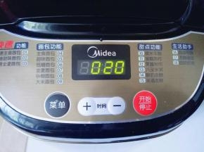 启动面包机自动和面功能，时间设定为20分钟。