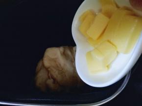 20分钟后面团属于扩展阶段，这时加入室温软化的黄油(室温软化哦)