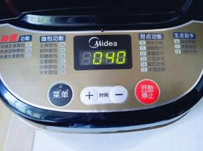 继续启动面包机和面功能40分钟。
40分钟，这时面团已经有不容易破的手套膜。
可以进入发酵模式，天热室温发酵也可以，我是直接用面包机发酵功能的，时间为一个半小时。