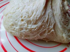 发酵好的面团全部是蜂窝眼，如图，取出排气。