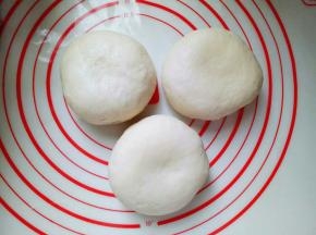 分成等份的三个小面团，盖上保鲜膜松弛10分钟。