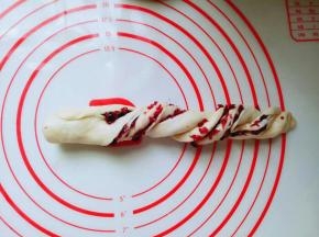 之后交叉的卷起来，尾部捏紧就可以。