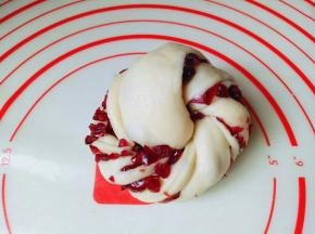 卷出形状，如图，类似花卷的手法。