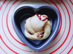 放入磨具中，二次发酵，室温发酵也可以，但是一定要保持面团的湿度。