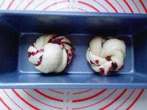 我用了两个磨具，也可以放在一个烤盘上。