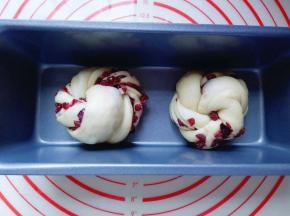 我用了两个磨具，也可以放在一个烤盘上。