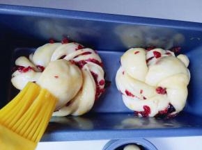 发酵好的面团是原来的两倍大，刷上一层蛋液，烤箱170度预热5分钟，磨具放烤箱的烤网上烤30-35分钟，注意观察颜色，根据自己的烤箱温度另定。