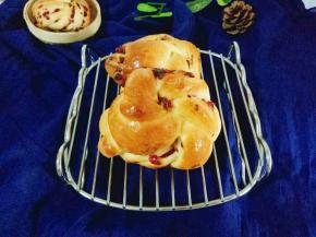 戴上隔热手套取出磨具，冷后可以美美的享用啦！刚烤出来的面包表面有点硬，如果喜欢吃软一点的，可以将还有一点余温的面包用保鲜袋装起来，扎紧，这样自然会软啦！