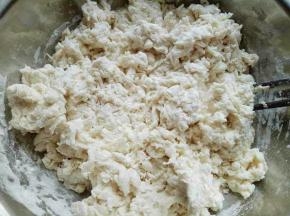 面粉分次加入开水，用筷子搅成絮状，如图。