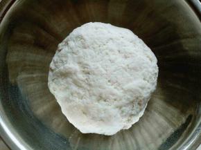 待不烫手时揉成面团，盖上盖子醒20分钟。