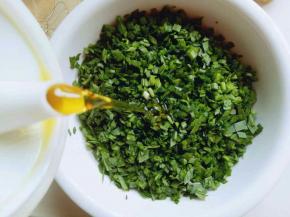 韭菜洗干净后，淋干水份，切碎，然后放入容器中，加入少量食用油，搅拌均匀，这样韭菜不会出水哦。