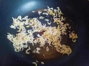 虾皮洗干净后淋干水份，锅中放入少量油。下虾皮煸炒片刻盛出备用。