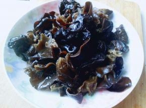 木耳洗干净后泡发，撕成小块，锅中加入清水，大火烧开，倒入木耳，煮1分钟，捞出立即过冷水，淋干水份，切碎备用。