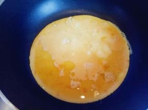 鸡蛋敲在碗里，用筷子打散，锅中倒少量油，油温7成时倒入蛋液，煎鸡蛋饼，再切碎。盛出备用。