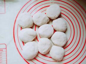 面团揉圆，分成等份的小面团，大小可以根据个人喜欢，我的面团每个约50g