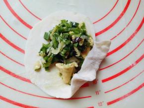 首先把底部捏紧，再左捏一些，右捏一下。从头捏到尾。