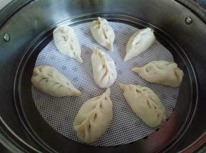 蒸锅中加入清水，放入蒸饺，大火烧开。待上气后8分钟即可关火，闷2分钟。