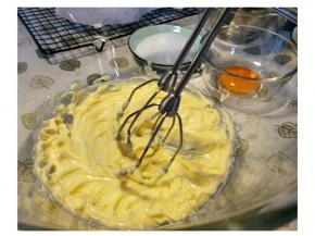 加入不到1克的盐。低速打匀到黄油略发白，不可过度打。