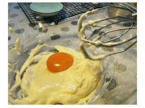 加入蛋黄，盆壁的残留可用刮刀辅助刮下去，打匀。