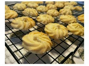 放入预热好的烤箱，180度上下火，中层。20分钟左右。后几分钟看上色。