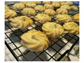 放入预热好的烤箱，180度上下火，中层。20分钟左右。后几分钟看上色。