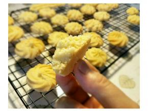 掰开颜色一致均匀，就是熟了。