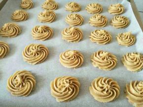 咖啡曲奇，用15克速溶咖啡粉代替等量低筋粉。和低筋粉混合过筛。