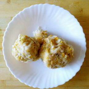 首先把酸菜清洗干净，切丝然后再用清水过两遍，挤出水分备用。