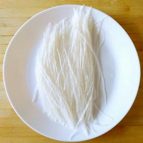 提前把土豆粉丝用凉水泡软。