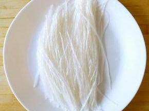 提前把土豆粉丝用凉水泡软。