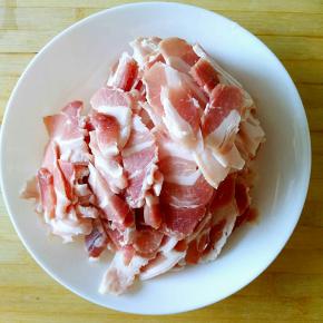 猪五花肉冷冻之后拿出室温解冻，不要完全化透，切成薄片，多多的，东北菜就是这么实在。