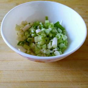 葱花也要多多的，切好备用。