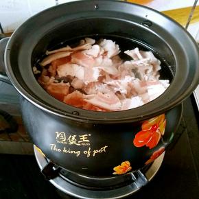 砂锅中放入清水，没错，就是清水，然后放入五花肉，不要等水开了再放肉，因为那样肉会硬。听我的没错，这些都是老妈妈亲传的。