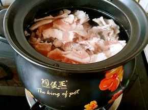 砂锅中放入清水，没错，就是清水，然后放入五花肉，不要等水开了再放肉，因为那样肉会硬。听我的没错，这些都是老妈妈亲传的。