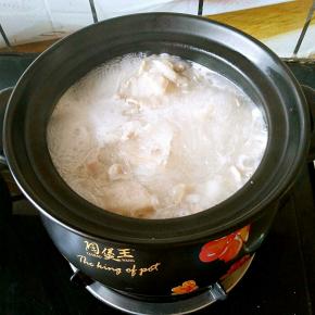 开锅之后撇去浮沫，肉全部变色之后放入提前泡软的粉丝。
