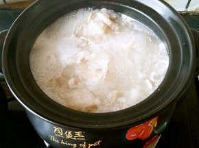 开锅之后撇去浮沫，肉全部变色之后放入提前泡软的粉丝。