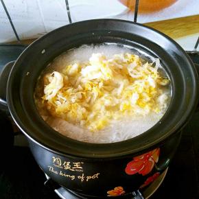 放入粉丝之后稍煮片刻，放入酸菜，这个时候可以放盐了。