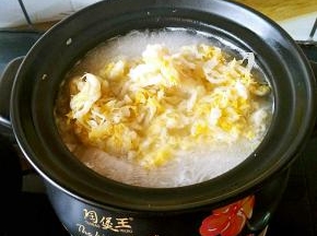 放入粉丝之后稍煮片刻，放入酸菜，这个时候可以放盐了。