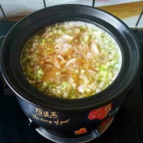 待锅中的全部食材都浮起来的时候就熟了，这个时候加适量的味精适量的白胡椒粉，撒入多多的葱花。再倒入适量的酱油调一下颜色。