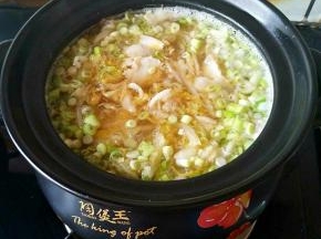 待锅中的全部食材都浮起来的时候就熟了，这个时候加适量的味精适量的白胡椒粉，撒入多多的葱花。再倒入适量的酱油调一下颜色。