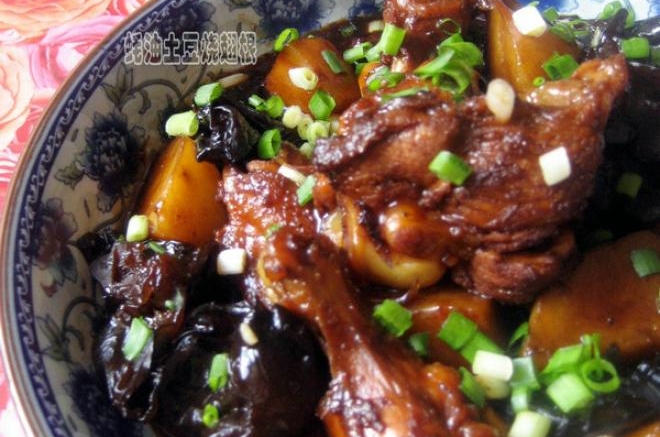 【蚝油土豆烧翅根】： 香浓好味下饭菜