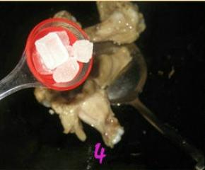 放入两大匙冰糖，小火将冰糖炒至融化，让每个翅根都包裹冰糖。