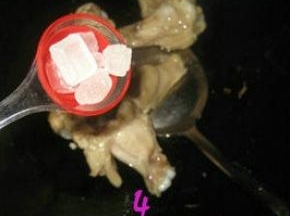 放入两大匙冰糖，小火将冰糖炒至融化，让每个翅根都包裹冰糖。