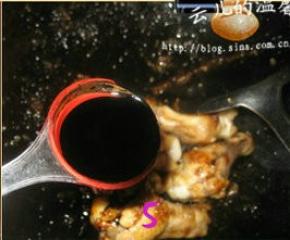 放入两大匙老抽