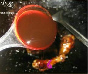 放入两大匙蚝油，翻炒一分钟。