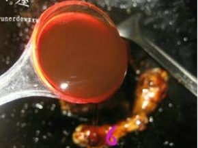 放入两大匙蚝油，翻炒一分钟。