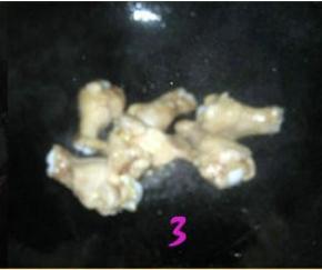 油热后下翅根，翻炒至变色。