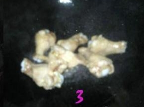 油热后下翅根，翻炒至变色。